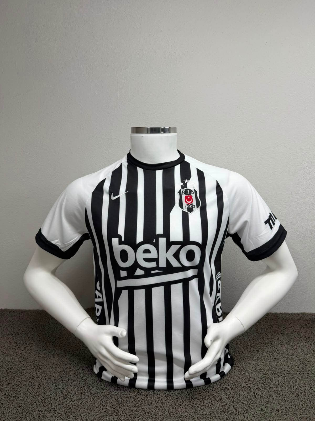 Beşiktaş 2026-2027 Sezonu Çubuklu Deplasman Forması