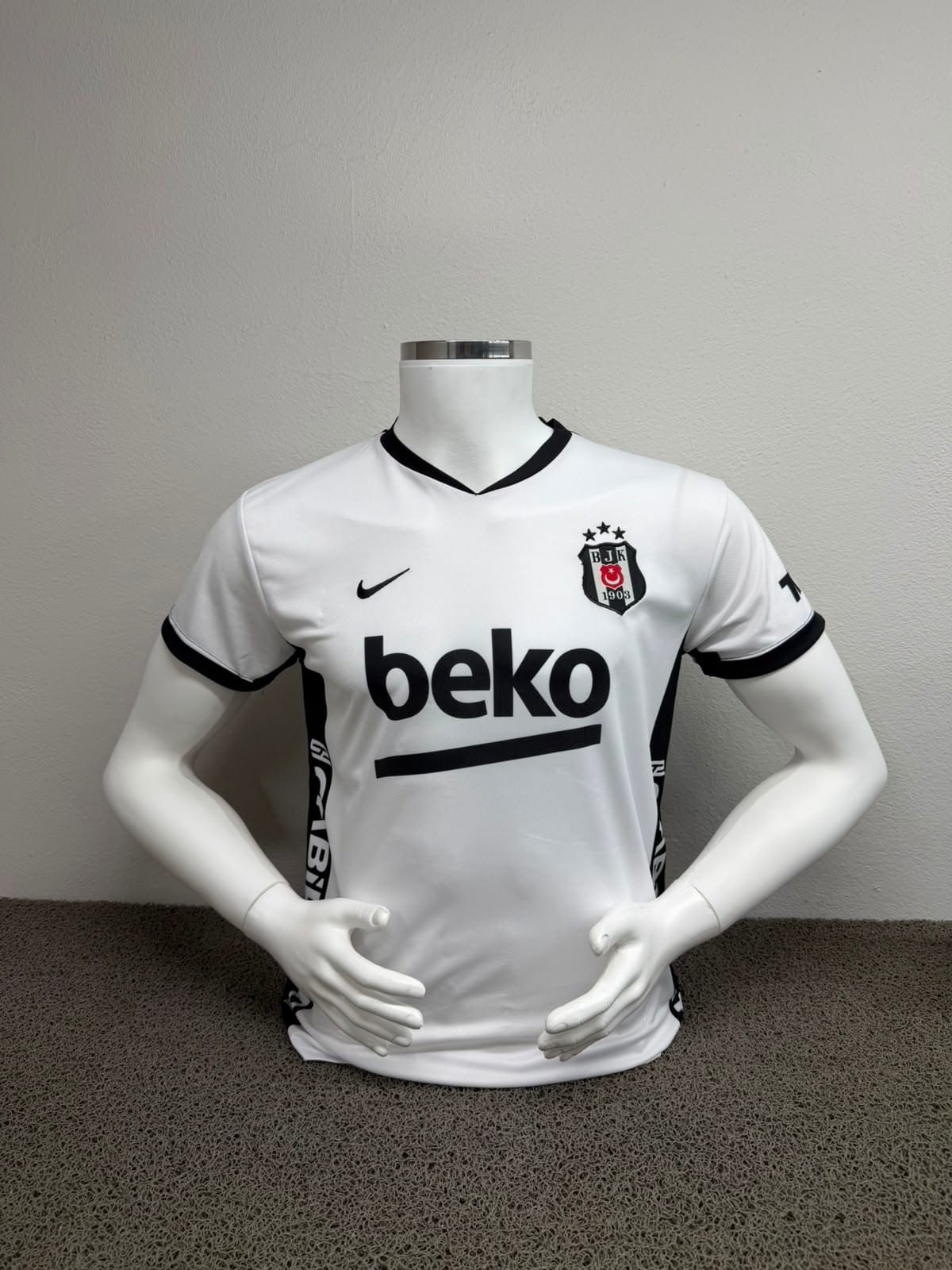 Beşiktaş 2026-2027 Sezonu Beyaz İç Saha Forması